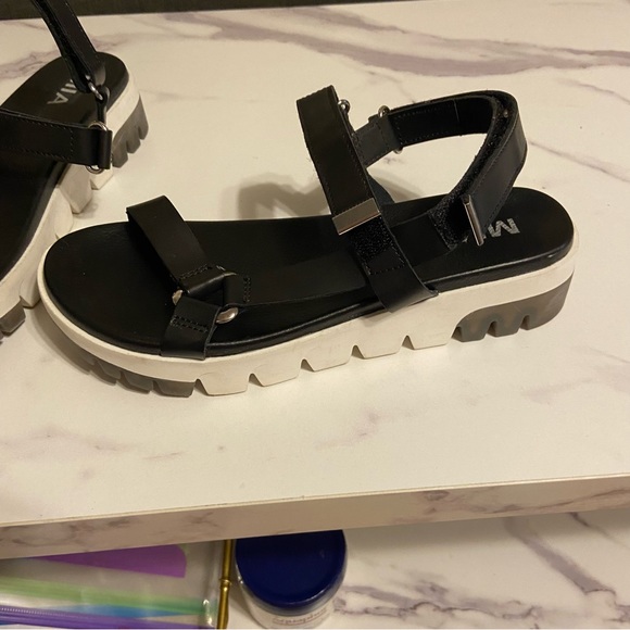 MIA - Picture 5 of 6